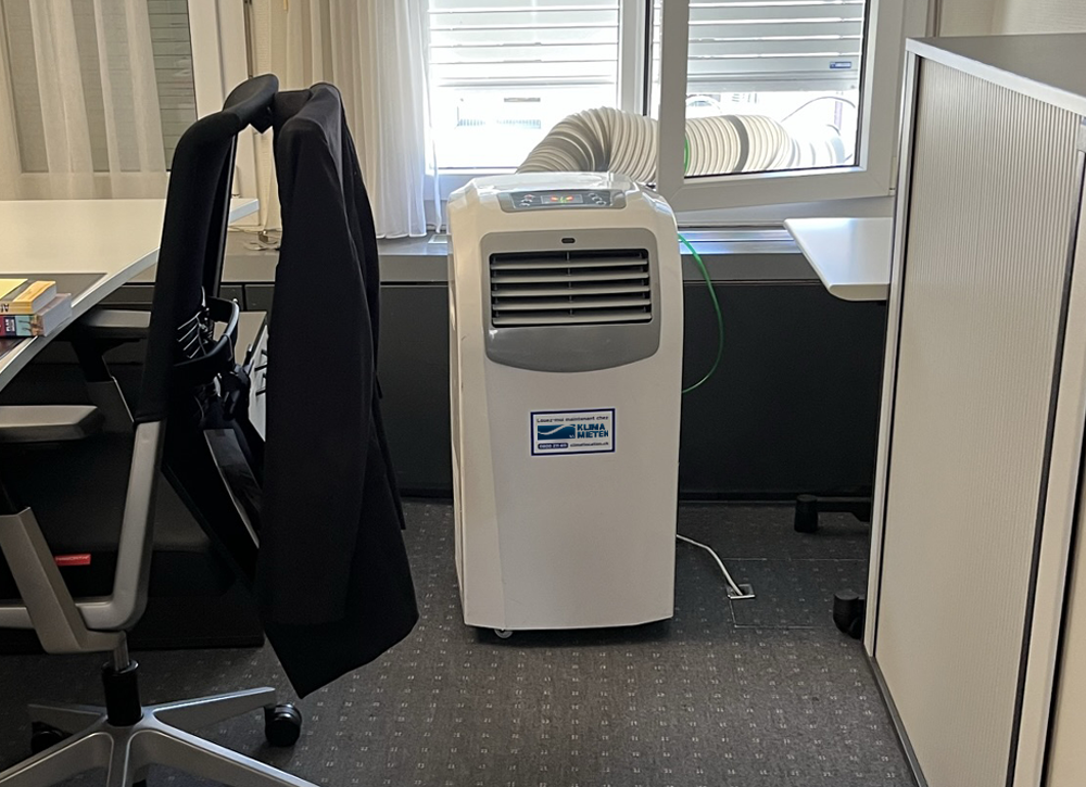 Eine Bank in Bern vermietet während der August-Hitzewelle Klimaanlagen.